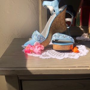 Baby blue 2000’s wedge shoes 👡💙